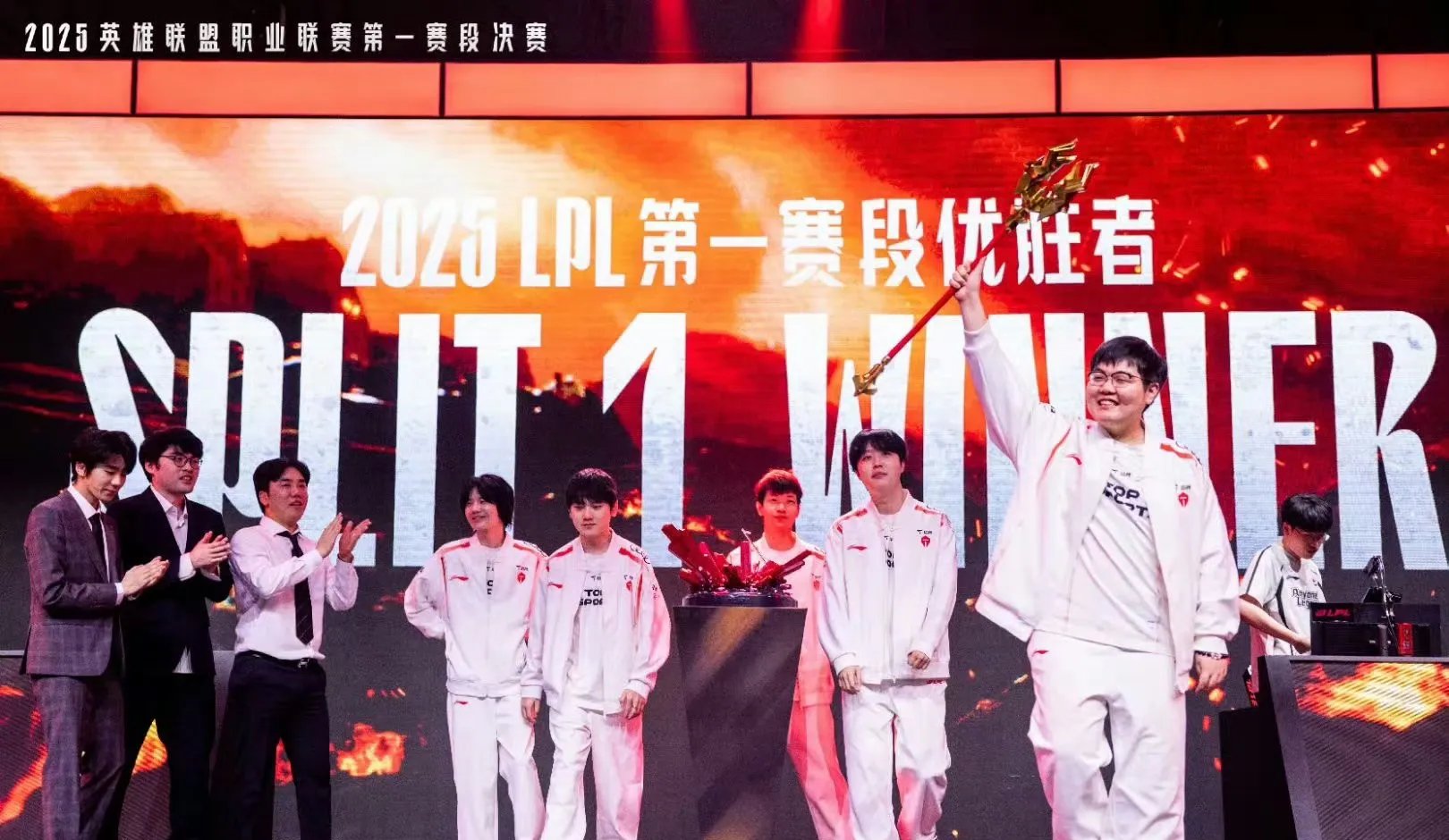 包含C9横扫KT,Gumayusi打出惊人五杀鏖战多局半决赛,成为赛场最大亮点的词条 包含C9横扫KT,Gumayusi打出惊人五杀鏖战多局半决赛,成为赛场最大亮点的词条